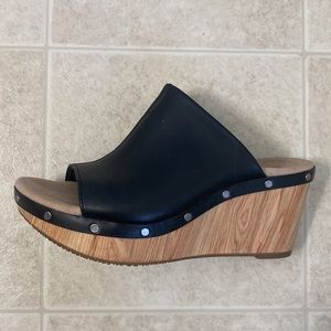 Clarks size 7.5 wedge. Black.